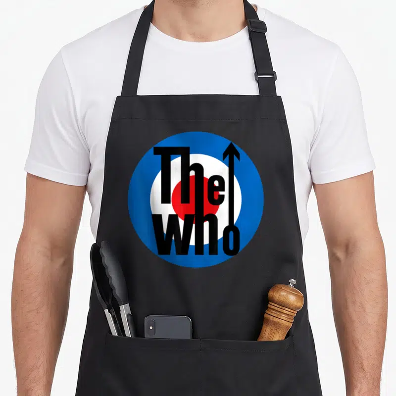 Tablier de cuisine noir avec un grand logo circulaire bleu blanc rouge et le texte The Who en noir traversé par une flèche vers le haut.