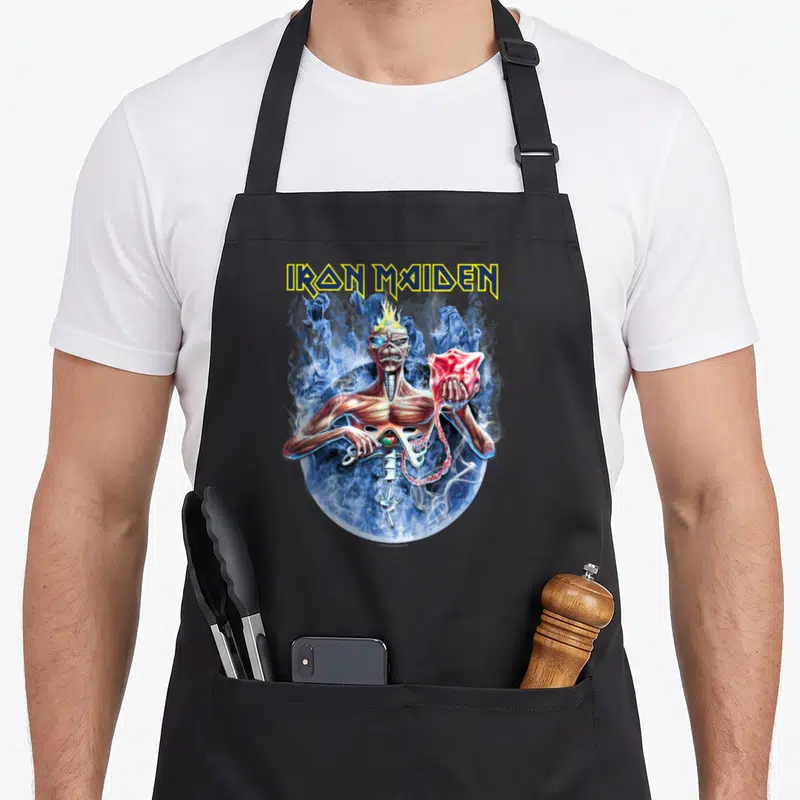 Tablier de cuisine noir avec illustration d'Eddie tenant un cœur rouge sous le logo Iron Maiden.