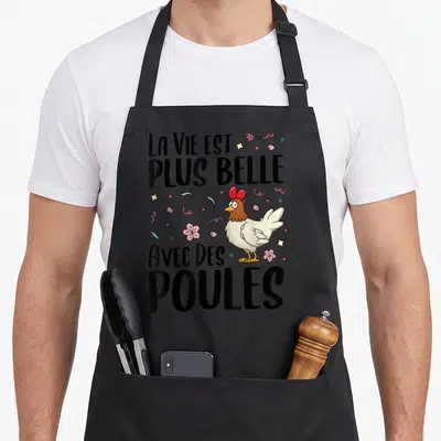 Tablier de cuisine noir avec inscription La vie est plus belle avec des poules et une poule blanche aux fleurs roses.