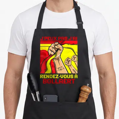 Tablier de cuisine noir avec poing levé sur fond rouge jaune et texte Rendez-vous à Bollaert