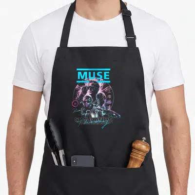 Tablier de cuisine noir avec illustration néon Muse Simulation Theory et personnages futuristes.