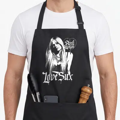 Tablier de cuisine noir avec illustration d'Avril Lavigne et texte Love Sux en blanc.