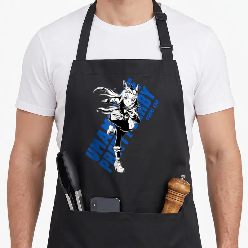 Tablier de cuisine noir avec illustration d'Oguri Cap et texte bleu Pretty Derby diagonale