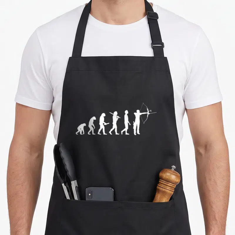 Tablier de cuisine noir avec silhouettes blanches représentant l'évolution humaine terminant par un archer tenant un arc tendu.
