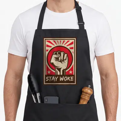 Tablier de cuisine noir avec illustration poing levé Stay Woke style affiche politique vintage rouge et marron.