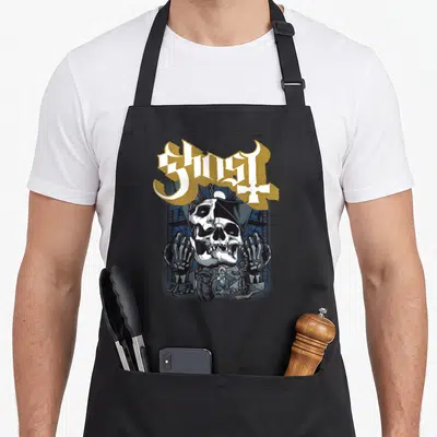 Tablier de cuisine noir avec illustration d'un crâne de workman, de mains gantées et du texte Ghost en lettres gothiques dorées.