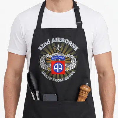 Tablier de cuisine noir avec le logo 82nd Airborne, ailes argentées, parachute et texte Death From Above imprimé au centre.