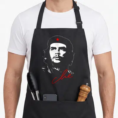 Tablier de cuisine noir avec portrait stylisé de Che Guevara et signature rouge en bas.