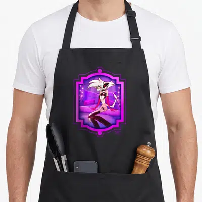 Tablier de cuisine noir avec illustration d'Angel Dust dans un cadre violet orné de cœurs roses et le logo Hôtel Hazbin en bas à droite.