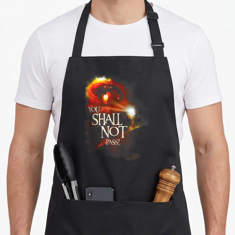 Tablier de cuisine noir avec illustration du Balrog et texte You Shall Not Pass en lettres dorées.
