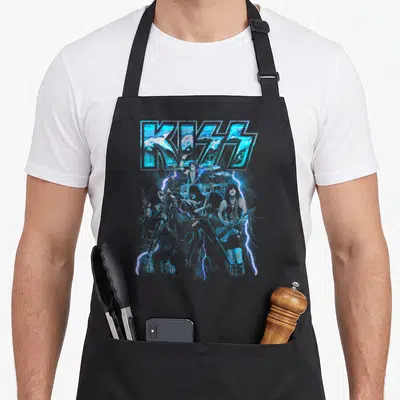 Tablier de cuisine noir avec le logo Kiss en bleu électrique et des éclairs traversant une illustration du groupe en concert.