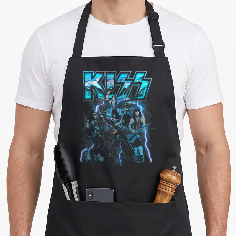 Tablier de cuisine noir avec le logo Kiss en bleu électrique et des éclairs traversant une illustration du groupe en concert.