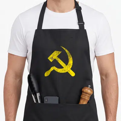 Tablier de cuisine noir avec le symbole marteau et faucille CCCP en jaune texturé.