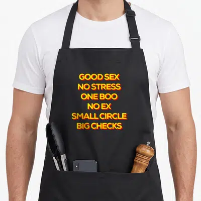 Tablier de cuisine noir avec inscription Good Sex No Stress One Boo No Ex Small Circle Big Checks en jaune et rouge.