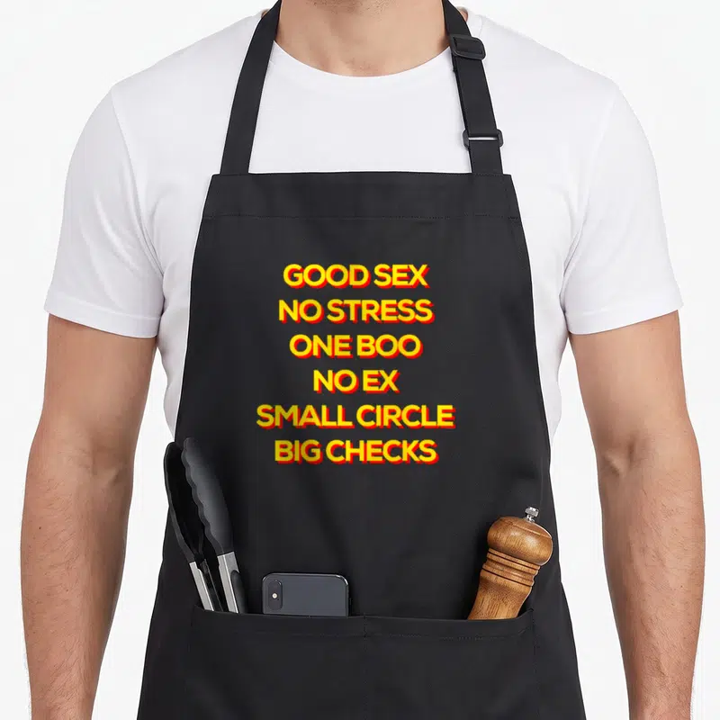 Tablier de cuisine noir avec inscription Good Sex No Stress One Boo No Ex Small Circle Big Checks en jaune et rouge.