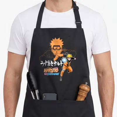 Tablier de cuisine noir avec Naruto Shippuden effectuant un jutsu et des caractères japonais en arrière-plan orange.