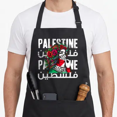 Tablier de cuisine noir avec une femme au bandana palestinien, des fleurs colorées et le mot Palestine en lettres blanches.
