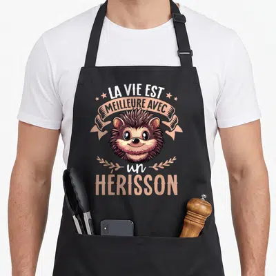 Tablier de cuisine noir avec illustration d'un hérisson souriant et le texte la vie est meilleure avec un hérisson.
