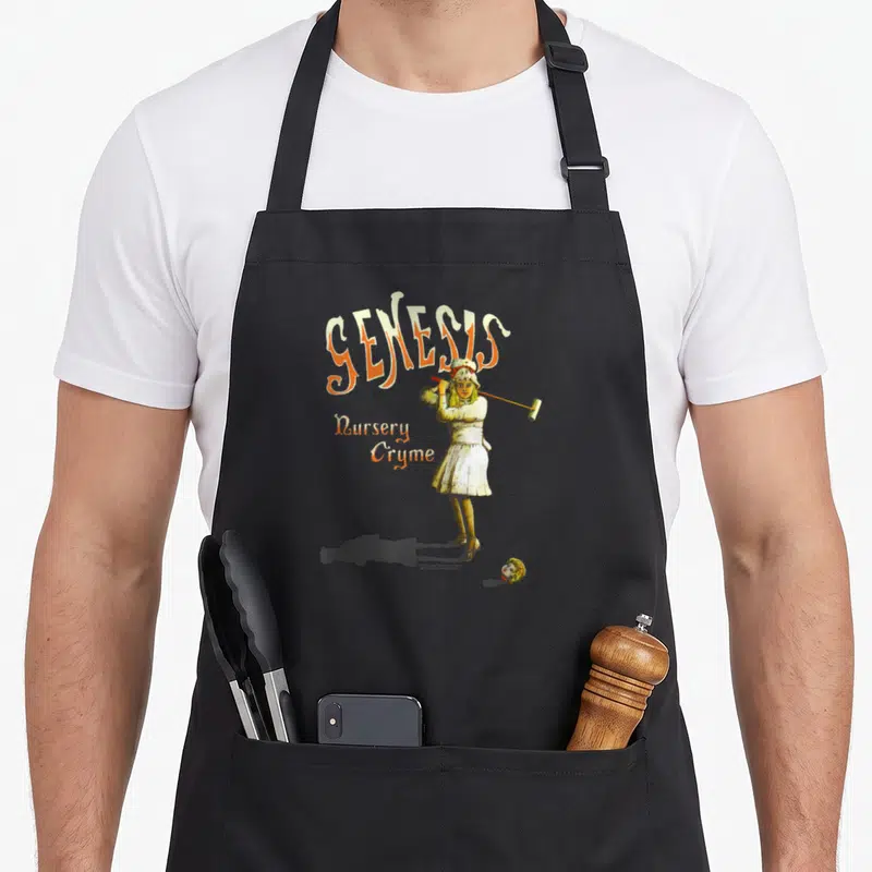 Tablier de cuisine noir avec une illustration vintage d'une poupée blonde tenant un marteau et une tête coupée.