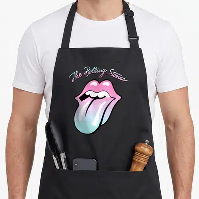 Tablier de cuisine noir avec une bouche rose et bleue ainsi que le logo The Rolling Stones en haut.