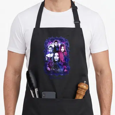 Tablier de cuisine noir avec illustration colorée des quatre personnages des Descendants 3 sous un cadre ornemental violet.