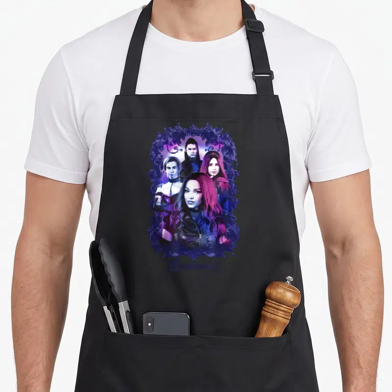 Tablier de cuisine noir avec illustration colorée des quatre personnages des Descendants 3 sous un cadre ornemental violet.