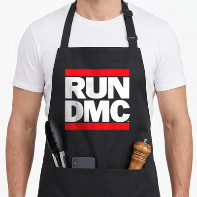 Tablier de cuisine noir avec logo RUN DMC en lettres blanches surbandes rouges horizontales