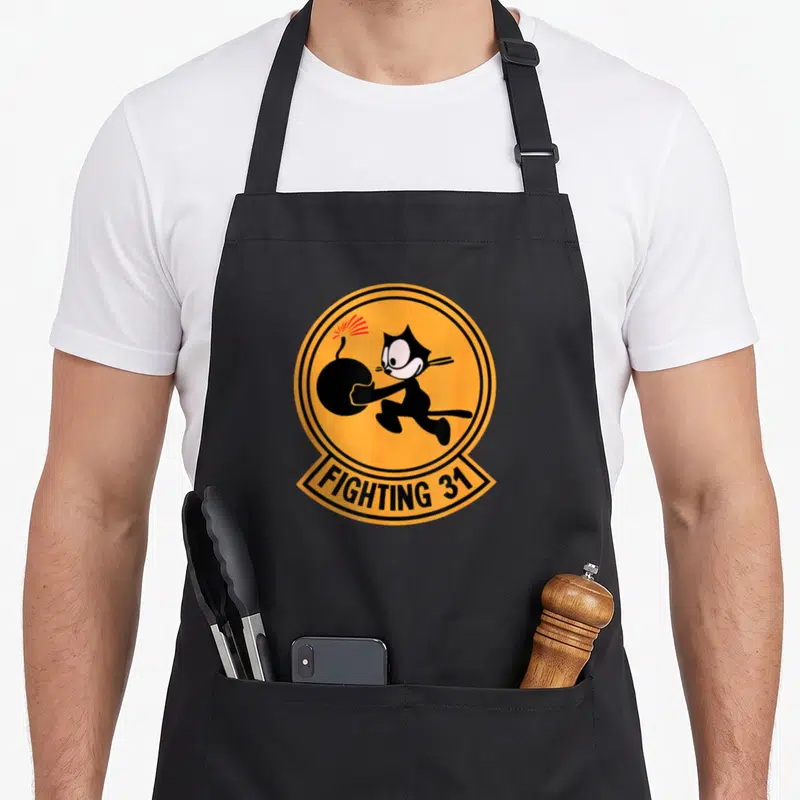 Tablier de cuisine noir avec le logo rond orange Fighting 31 montrant un chat courant avec une bombe.