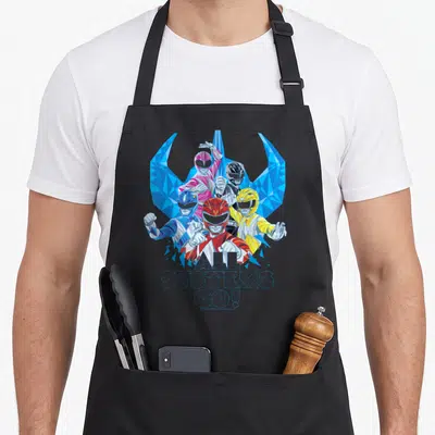 Tablier de cuisine noir avec illustration des cinq Power Rangers et texte All Systems Go en lettres bleues géométriques.