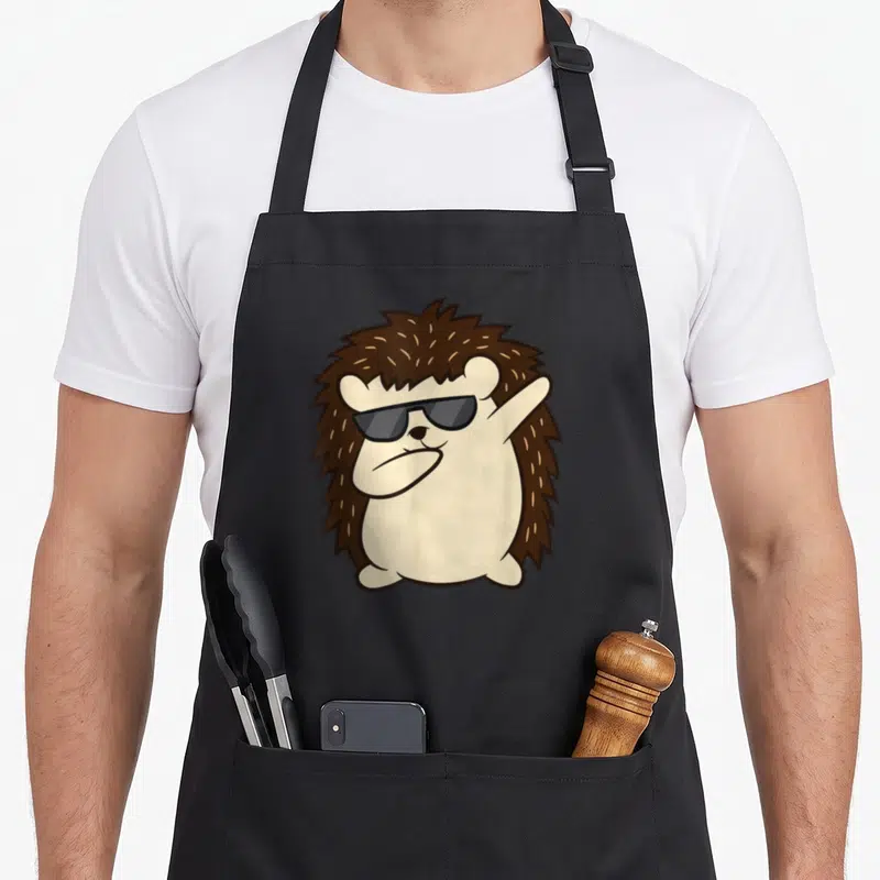 Tablier de cuisine noir avec illustration d'un hérisson aux lunettes noires effectuant un mouvement dab.