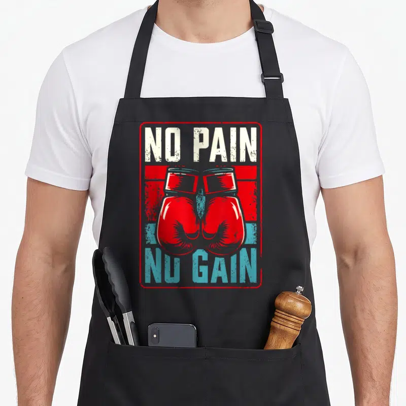 Tablier de cuisine noir avec illustration de gants de boxe rouges et texte blanc et bleu No Pain No Gain.