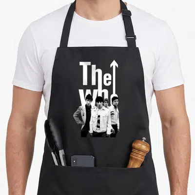 Tablier de cuisine noir avec le logo The Who, une flèche blanche et les membres du groupe en noir et blanc.