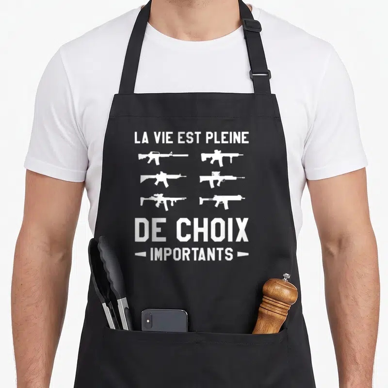 Tablier de cuisine noir avec texte blanc La Vie Est Pleine De Choix Importants et illustrations d'armes à feu.