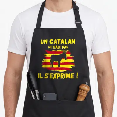 Tablier de cuisine noir avec silhouette de âne et texte jaune sur fond de bandes rouges et jaunes style pinceau.