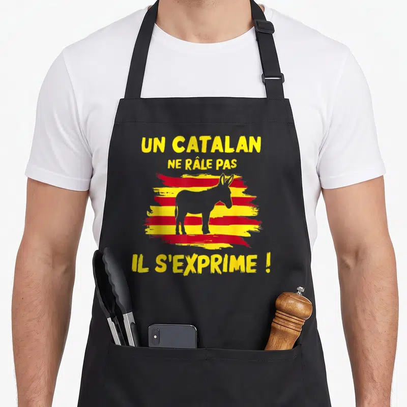 Tablier de cuisine noir avec silhouette de âne et texte jaune sur fond de bandes rouges et jaunes style pinceau.