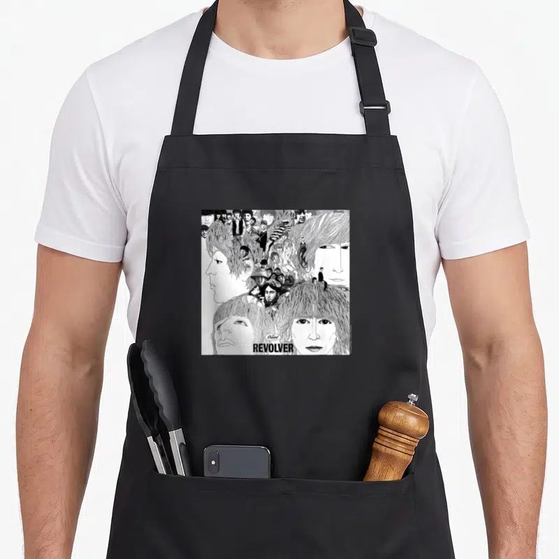 Tablier de cuisine noir avec illustration Revolver Les Beatles en collage gravure noir et blanc.