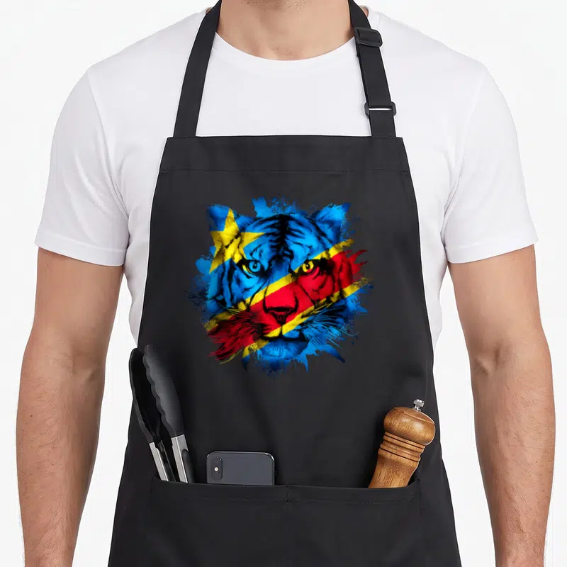 Tablier de cuisine noir avec un tige stylisé aux couleurs du drapeau congolais et une étoile jaune sur le front.