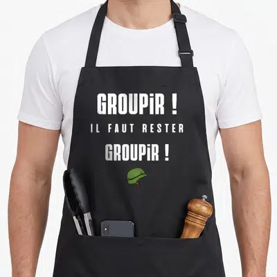 Tablier de cuisine noir avec texte blanc Groupir et petit casque vert en bas du motif imprimé.