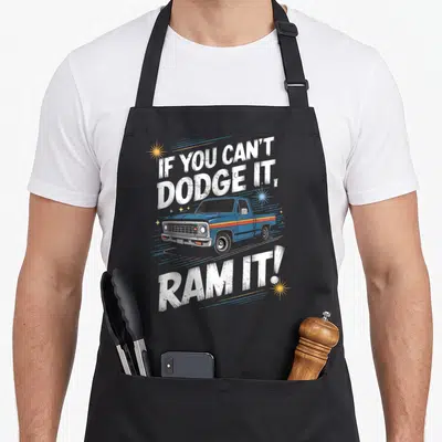 Tablier de cuisine noir avec illustration d'un pickup bleu vintage et texte blanc If You Can't Dodge It Ram It