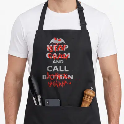 Tablier de cuisine noir avec illustration Joker et texte Stay Crazy and Call Joker Hahahaha en rouge vif.