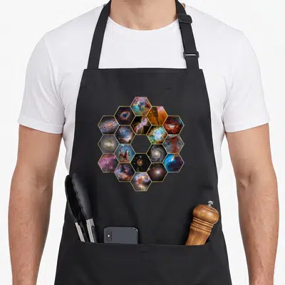 Tablier de cuisine noir avec motif hexagonal regroupant nébuleuses et galaxies spatiales colorées.