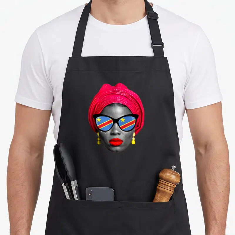 Tablier de cuisine noir avec portrait d'une femme au turban rose et lunettes au drapeau congolais.