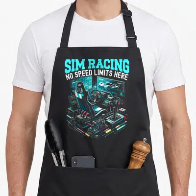 Tablier de cuisine noir avec illustration d'un cockpit de simulation de course et des écrans lumineux.