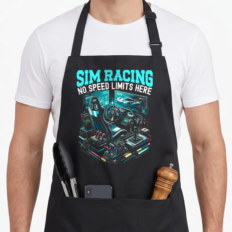 Tablier de cuisine noir avec illustration d'un cockpit de simulation de course et des écrans lumineux.