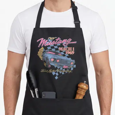 Tablier de cuisine noir avec illustration d'une Ford Mustang Mach 1 1969 bleue sur fond à carreaux.