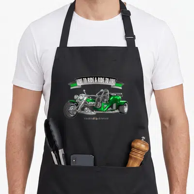 Tablier de cuisine noir avec illustration d'un tricycle vert et la phrase Live to ride et ride to live sur une banderole.