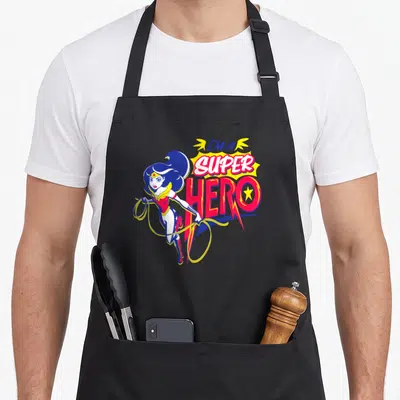 Tablier de cuisine noir avec Wonder Woman en action et l'inscription I'm a Super Hero en lettres vives.