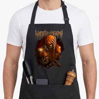 Tablier de cuisine noir avec une illustration gothique d'une figure capuche aux mains squelettiques et un logo stylisé en haut.