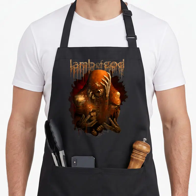 Tablier de cuisine noir avec une illustration gothique d'une figure capuche aux mains squelettiques et un logo stylisé en haut.