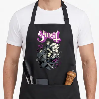 Tablier de cuisine noir avec illustration de musiciens squelettiques jouant de la guitare sous le mot Ghost en lettres violettes et blanches.